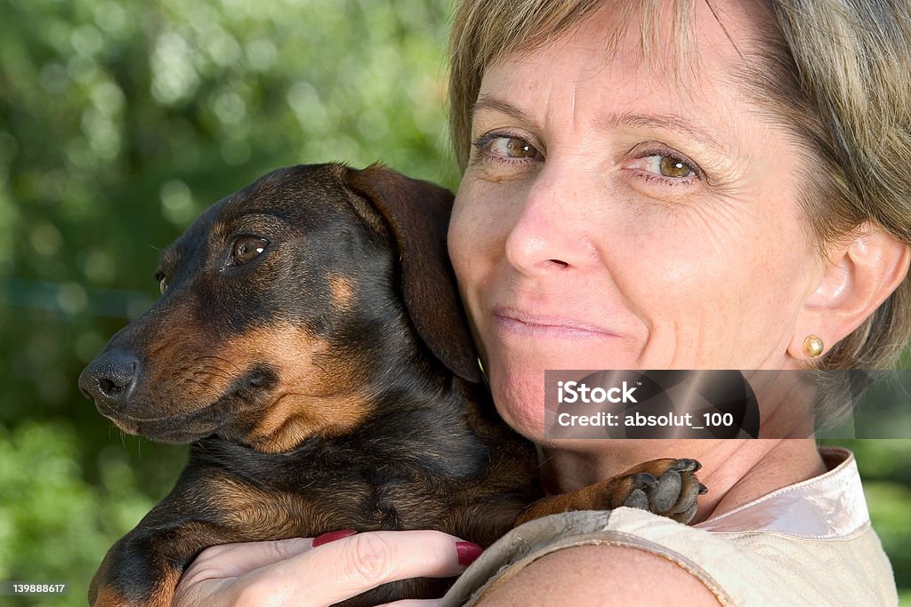 Donna e il suo cane - Foto stock royalty-free di 45-49 anni