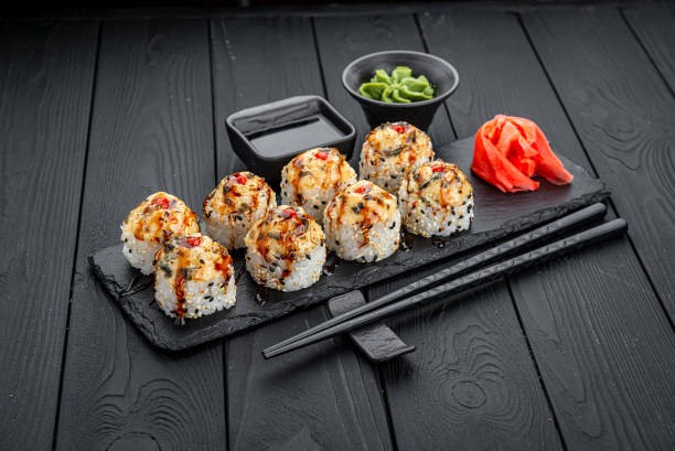 sushi roll vulkan, brötchen mit fisch und käse. - kaviar fotos stock-fotos und bilder