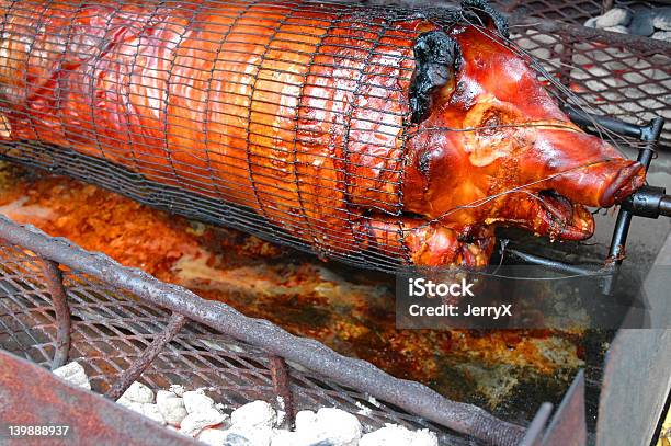 Grill Świnia Pieczony - zdjęcia stockowe i więcej obrazów Barbecue - Barbecue, Bodziec, Cała postać