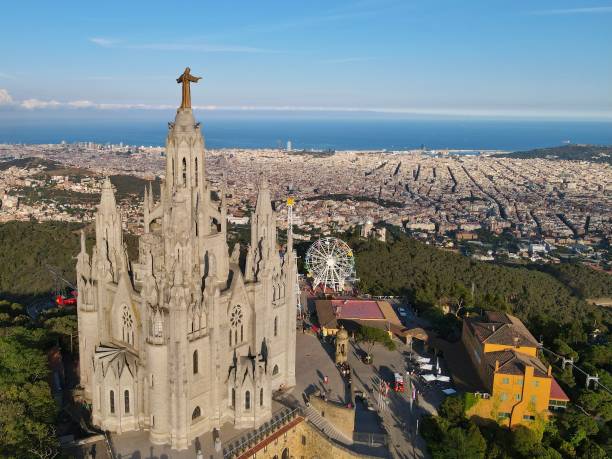 drone tiro de tibidabo, barcelona, espanha - mount tibidabo - fotografias e filmes do acervo