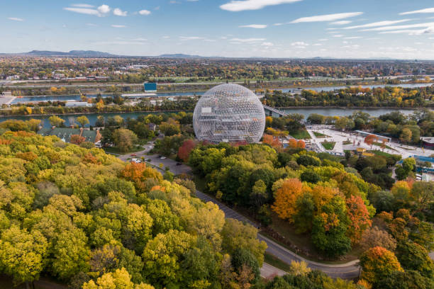 vista aerea del parc jean-drapeau durante la stagione autunnale a montreal, quebec, canada - dome montreal geodesic dome built structure foto e immagini stock