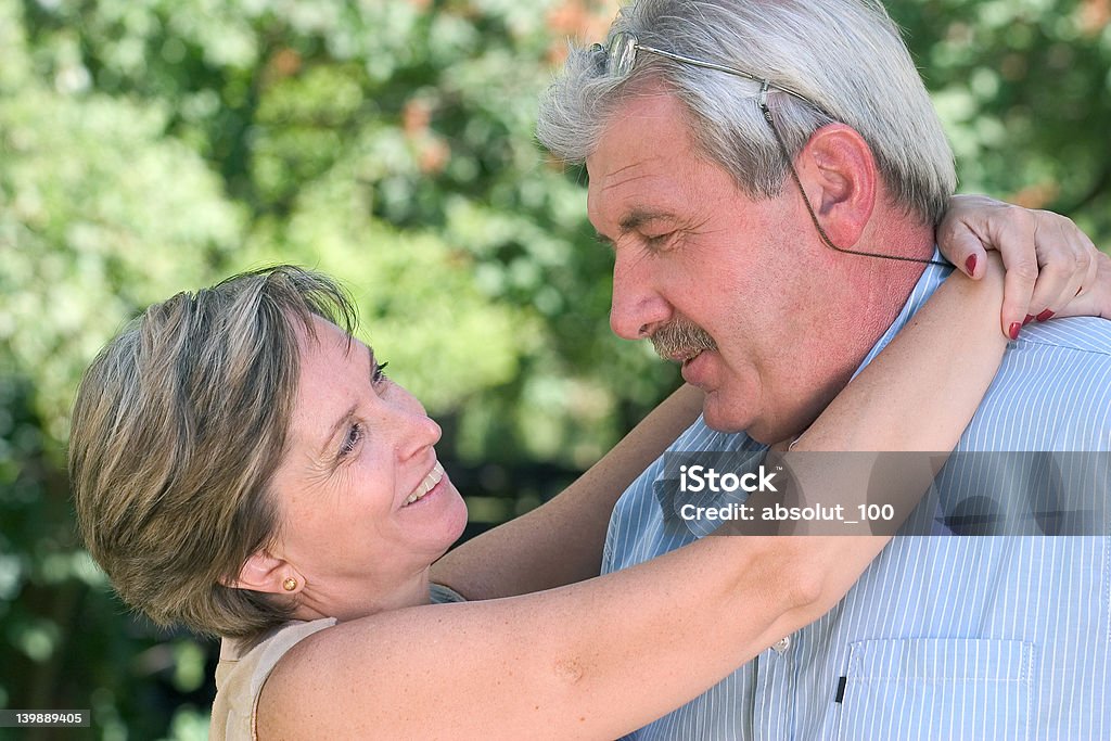 Mulher abraçando o homem - Foto de stock de 50 Anos royalty-free