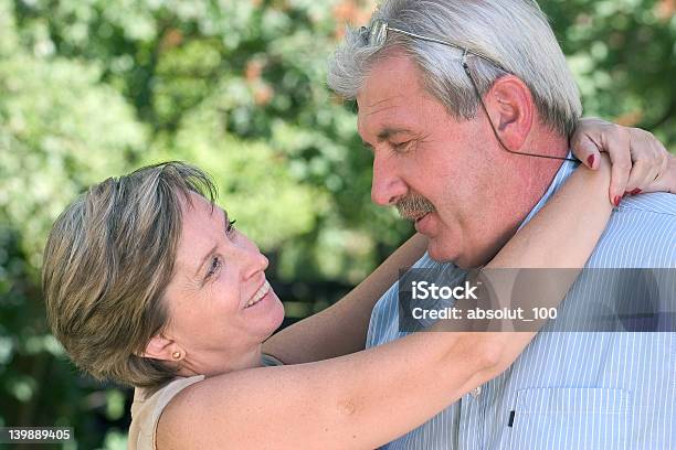 Foto de Mulher Abraçando O Homem e mais fotos de stock de 50 Anos - 50 Anos, Abraçar, Adulto