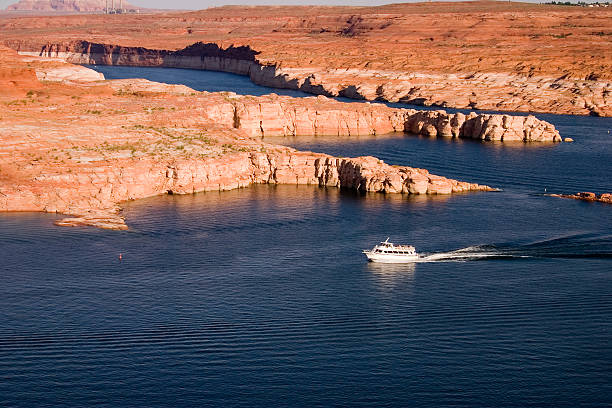 лодка на озеро - glen canyon стоковые фото и изображения