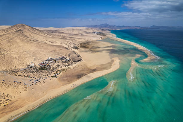 vista aerea di playa de la barca e playa de sotavento de jandia, fuerteventura, isole canarie, spagna - fuerteventura foto e immagini stock