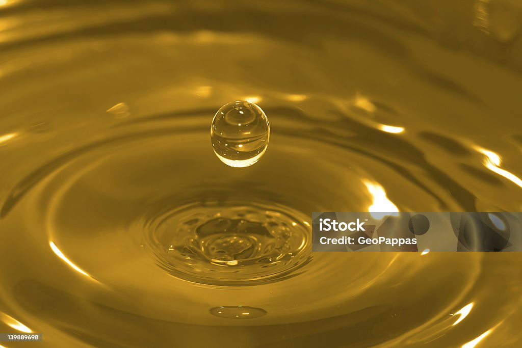 Gold goccia di acqua - Foto stock royalty-free di Olio di mais
