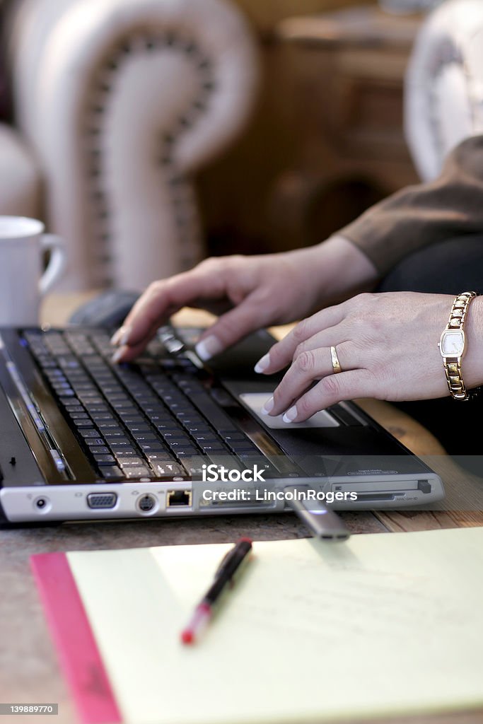 Деловая женщина, введя, портативного компьютера, крупный план - Стоковые фото Атриум роялти-фри