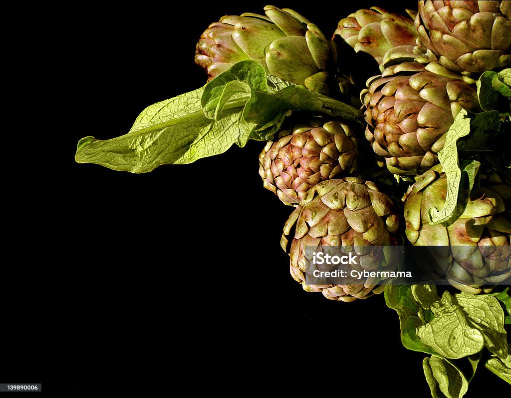 Freschi con foglie di carciofo violet - Foto stock royalty-free di Alimentazione sana