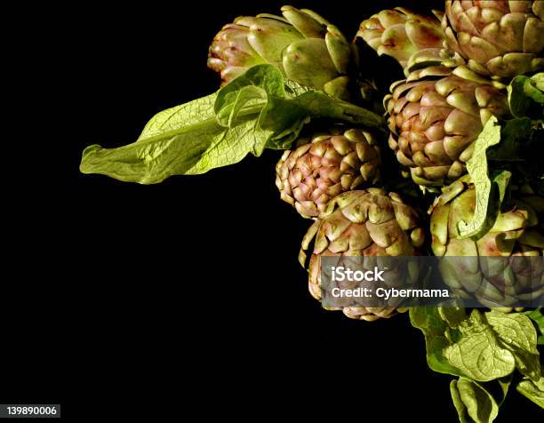 Freschi Con Foglie Di Carciofo Violet - Fotografie stock e altre immagini di Alimentazione sana - Alimentazione sana, Bouquet, Carciofo