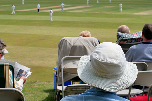 dia de críquete - sport of cricket cricket player fielder sport imagens e fotografias de stock