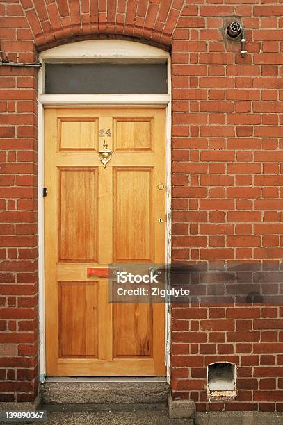 Drewniane Drzwi - zdjęcia stockowe i więcej obrazów Brązowy - Brązowy, Budowla mieszkaniowa, Cegła