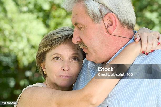 Rapporto - Fotografie stock e altre immagini di 50-54 anni - 50-54 anni, Abbracciare una persona, Adulto