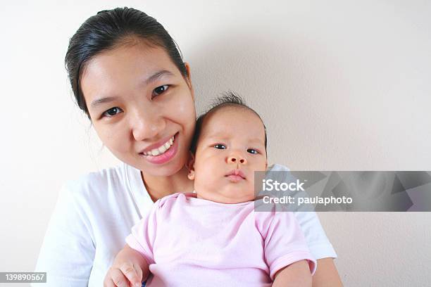 Mamá Y Bebé Foto de stock y más banco de imágenes de Abrazar - Abrazar, Agarrar, Amor - Sentimiento