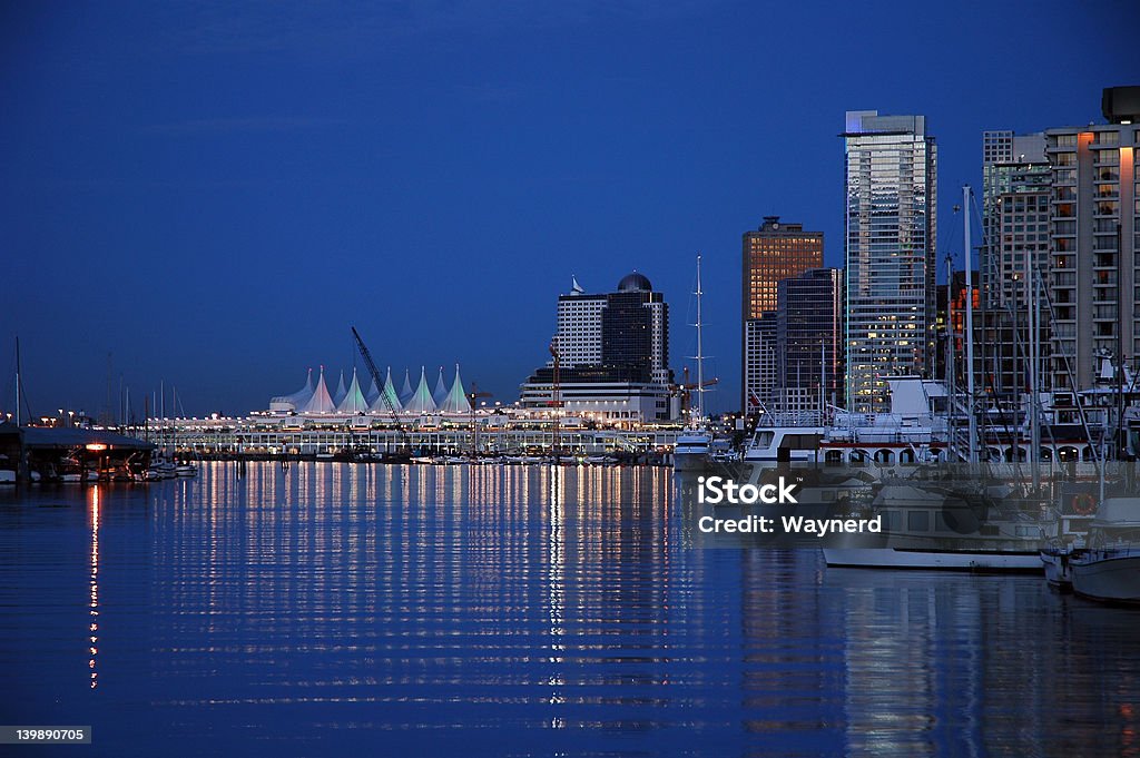 Di Vancouver Canada Place al crepuscolo - Foto stock royalty-free di Acqua