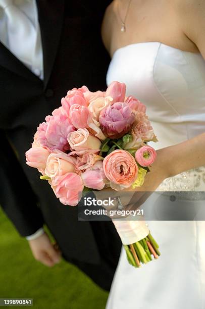 Photo libre de droit de Mariée Tenant Un Bouquet De Fleurs banque d'images et plus d'images libres de droit de Blanc - Blanc, Bouquet formel, Fleur - Flore