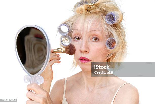 Curler 여자 거울에 대한 스톡 사진 및 기타 이미지 - 거울, 금발 머리, 눈-신체 부분