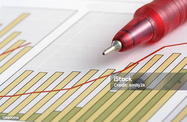 Stift Auf Tabelle Positive Sammeln Stockfoto und mehr Bilder von Akademisches Lernen - Akademisches Lernen, Analysieren, Balkendiagramm