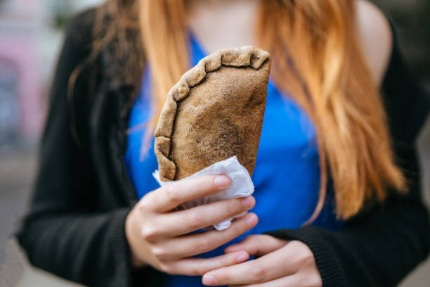 empanada chilena integral - chilean ethnicity fotografías e imágenes de stock