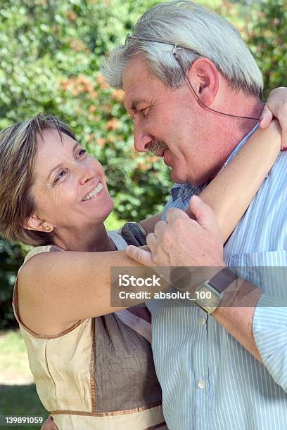 Casal Feliz - Fotografias de stock e mais imagens de 50 Anos - 50 Anos, Abraçar, Adulto