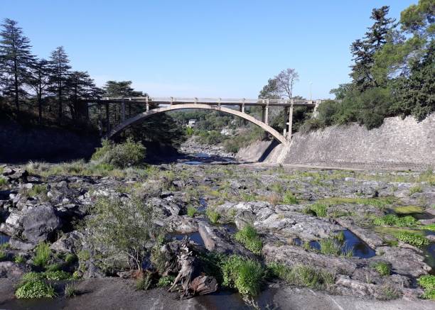 istock Puente de piedras 1398912522