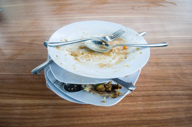 plato blanco sucio apilado - lavar los platos fotografías e imágenes de stock