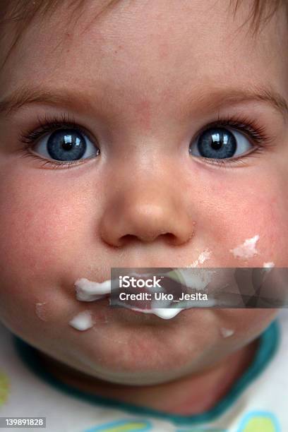 Bambino Dopo Pranzo - Fotografie stock e altre immagini di Affamato - Affamato, Bambine femmine, Bambino