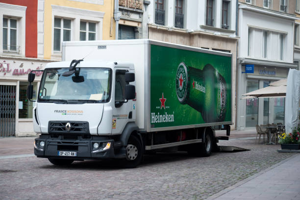 widok profilu ciężarówki dostawczej heineken zaparkowanej na ulicy w pobliżu restauracji - heineken international zdjęcia i obrazy z banku zdjęć