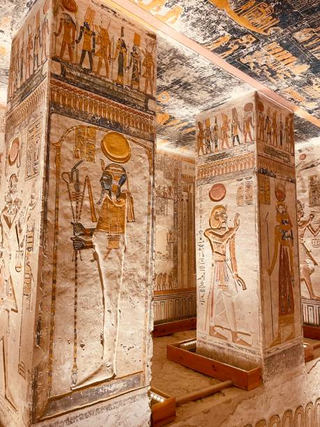 luxor, egipto - templo de nefertari fotografías e imágenes de stock