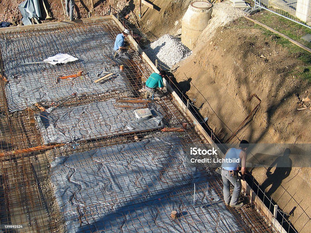 Operai edili preparazione fundament - Foto stock royalty-free di Calcestruzzo