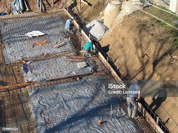 Foto de Operários Preparar Fundament e mais fotos de stock de Concreto - Concreto, Adega - Característica arquitetônica, Adulto