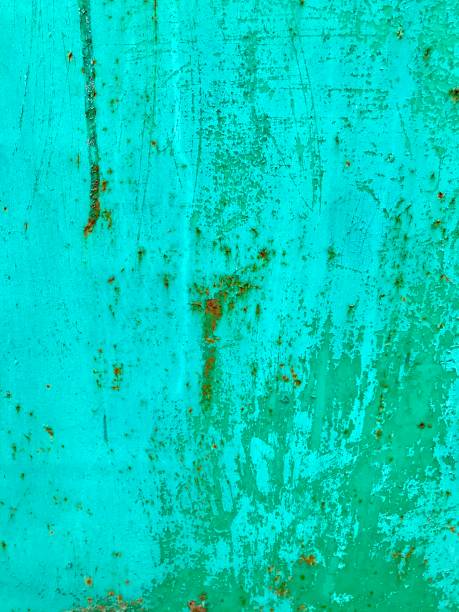 бирюзовая окрашенная металлическая стена с коррозией. ржавые пятна. старый счет-фактура. стола. - metal verdigris textured effect textured стоковые фото и изображения