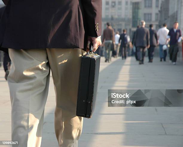 En Dirección A La Ciudad Foto de stock y más banco de imágenes de Aspiraciones - Aspiraciones, Atestado, Conceptos