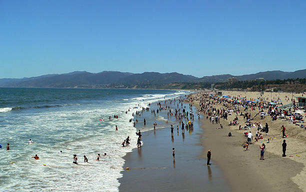 サンタモニカビーチ - santa monica surfing beach city of los angeles ストックフォトと画像