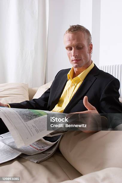ビジネスの男性の新聞を読む - 1人のストックフォトや画像を多数ご用意 - 1人, くつろぐ, アメリカ文化