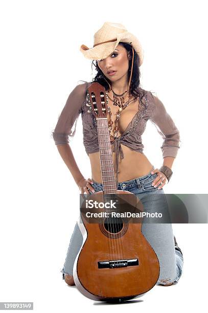Guitarra Cowgirl Foto de stock y más banco de imágenes de Mujer seductora - Mujer seductora, Vaquera, Adulto