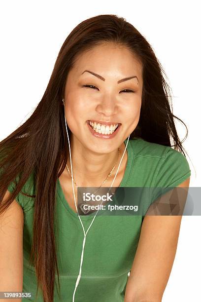 Śmiech Asian Kobieta Z Wkładkami Dousznymi - zdjęcia stockowe i więcej obrazów Beżowy - Beżowy, Brązowe włosy, Ciąć