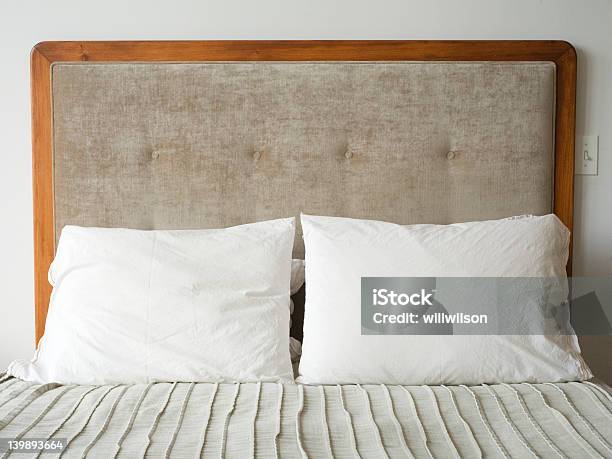 Placa De Cabezal De Cama Y Dos Almohadas En Foto de stock y más banco de imágenes de Almohada - Almohada, Cabecera de la cama, Cama