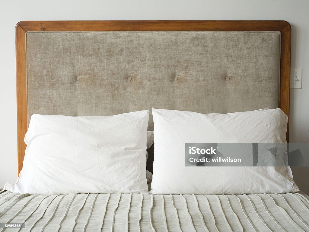 Letto e testa con due cuscini su scheda - Foto stock royalty-free di Comodità