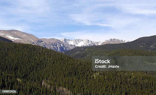 Photo libre de droit de Vue Sur Les Montagnes Rocheuses banque d'images et plus d'images libres de droit de Arbre - Arbre, Avril, Bordé d'arbres