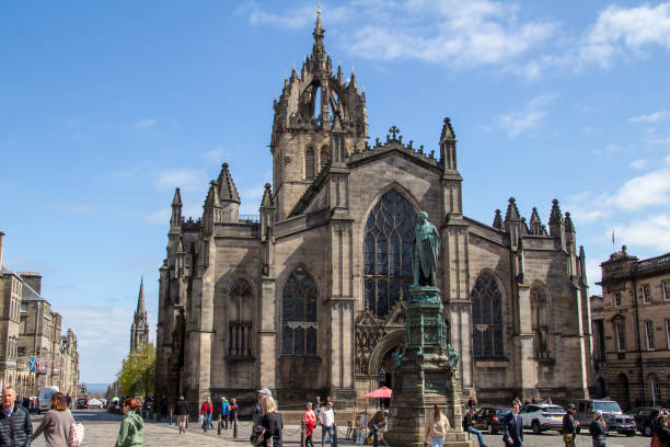 St. Giles Cathedral in Edinburgh, Scotland Edinburgh, Scotland, United Kingdom - April 27, 2022: View of St. Giles Cathedral, also called the High Kirk of Edinburgh, along the Royal Mile in Edinburgh’s Old Town district. royal mile stock pictures, royalty-free photos & images