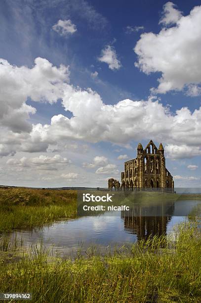 Foto de Whitby Abbey e mais fotos de stock de Abadia - Mosteiro - Abadia - Mosteiro, Arco - Característica arquitetônica, Arruinado