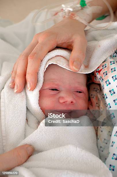 Recémnascido - Fotografias de stock e mais imagens de Bebé - Bebé, Chorar, Beleza