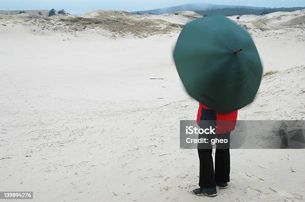 Solitário - Fotografias de stock e mais imagens de Ao Ar Livre - Ao Ar Livre, Areia, Calças