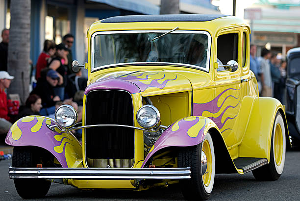 Vecchia classica auto: Giallo rosa con fiamme - foto stock