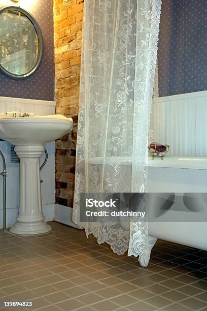 Retrobadezimmer Stockfoto und mehr Bilder von Bathroom - Bathroom, Haushaltsbecken, Sockel