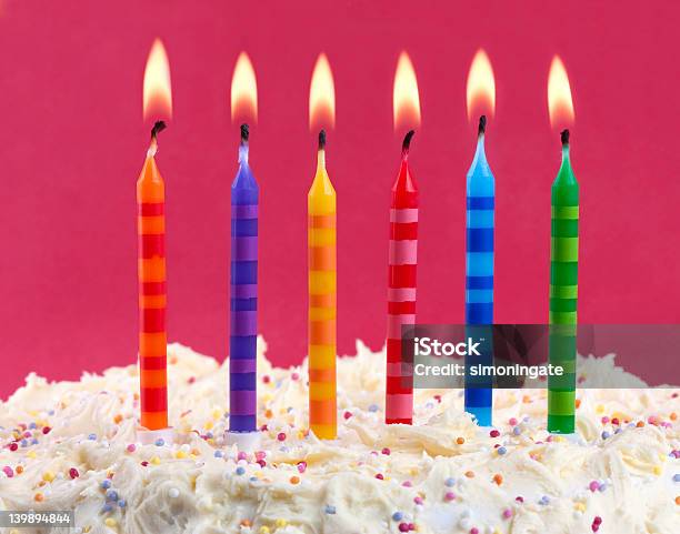 Geburtstagstorte Mit Kerzen Stockfoto und mehr Bilder von Geburtstag - Geburtstag, Bildhintergrund, Groß