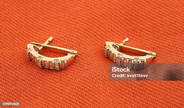 Earing Jewelery 골드 다이아몬드 적색 배경 귀걸이에 대한 스톡 사진 및 기타 이미지 - 귀걸이, 금-금속, 금색