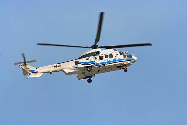 hélicoptère eurocopter cougar as532 - as532 photos et images de collection