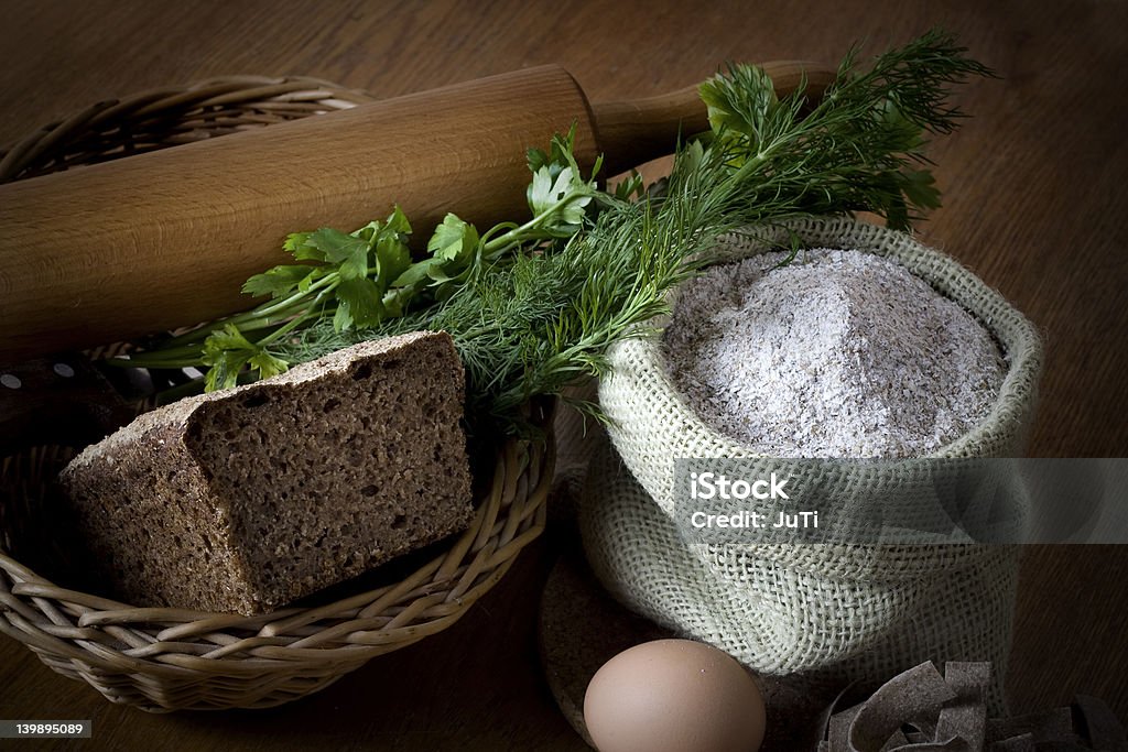 wholemeal Mehl und Brot - Lizenzfrei Abnehmen Stock-Foto