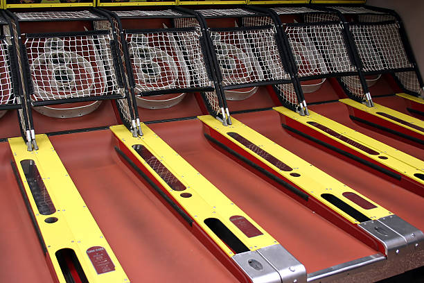 skee ball - skee ball photos et images de collection